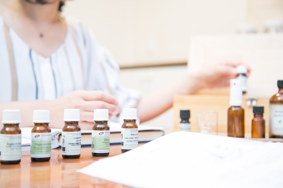 アロマインストラクター講座のレッスン風景。教材や精油を使いながら講師が指導している様子。